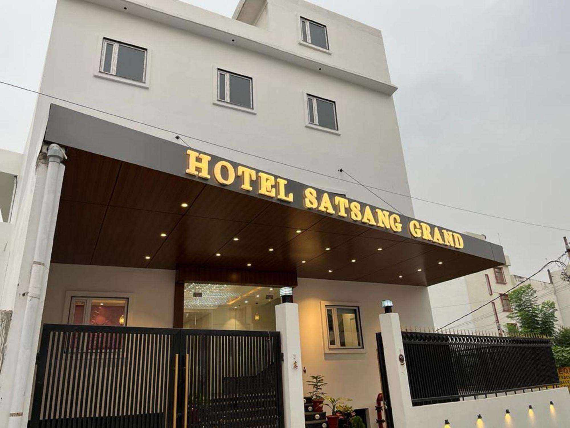 Hotel Satsang Grand Váránasí Exteriér fotografie